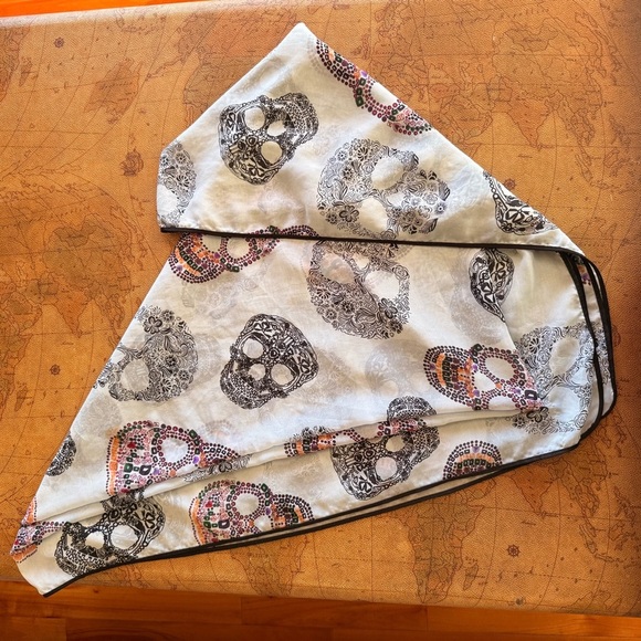 Skull Pattern Scarf - Black piping and light blue background - Picture 2 of 7